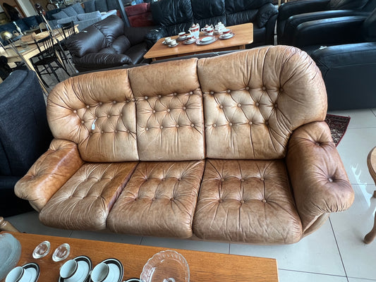 Триместен винтидж диван от естествена кожа – стил „Chesterfield“ със сканди акцент